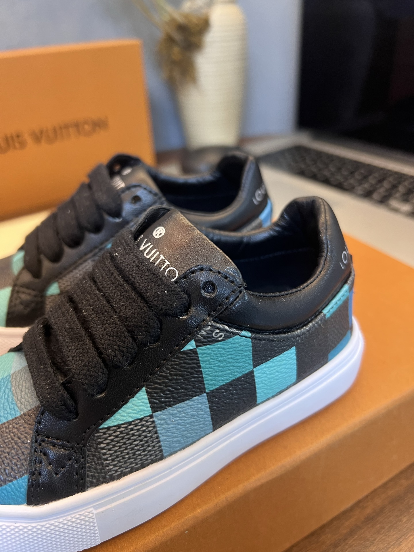 Children's shoes child